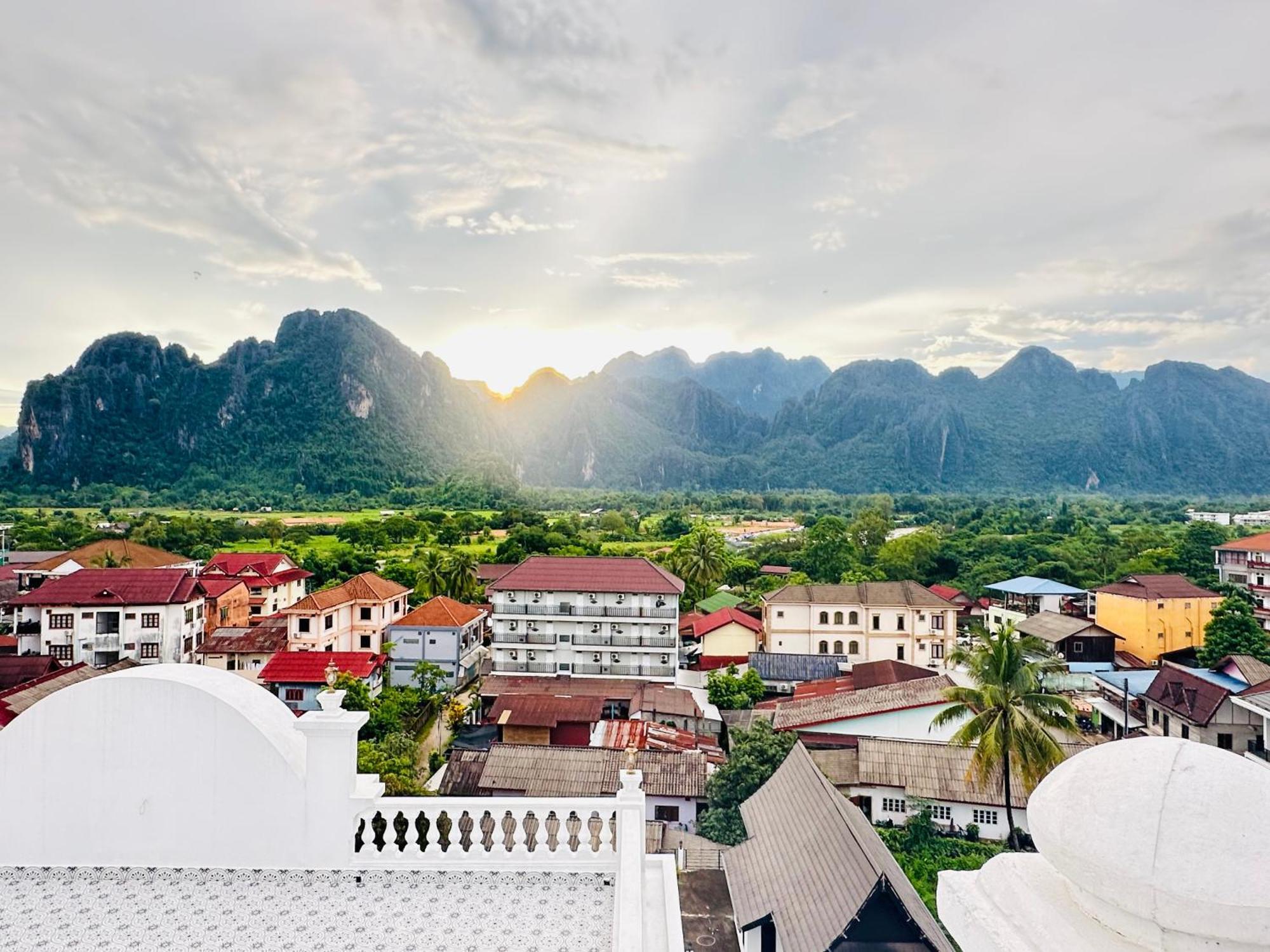 Sky Hotel Vang Vieng Exterior foto
